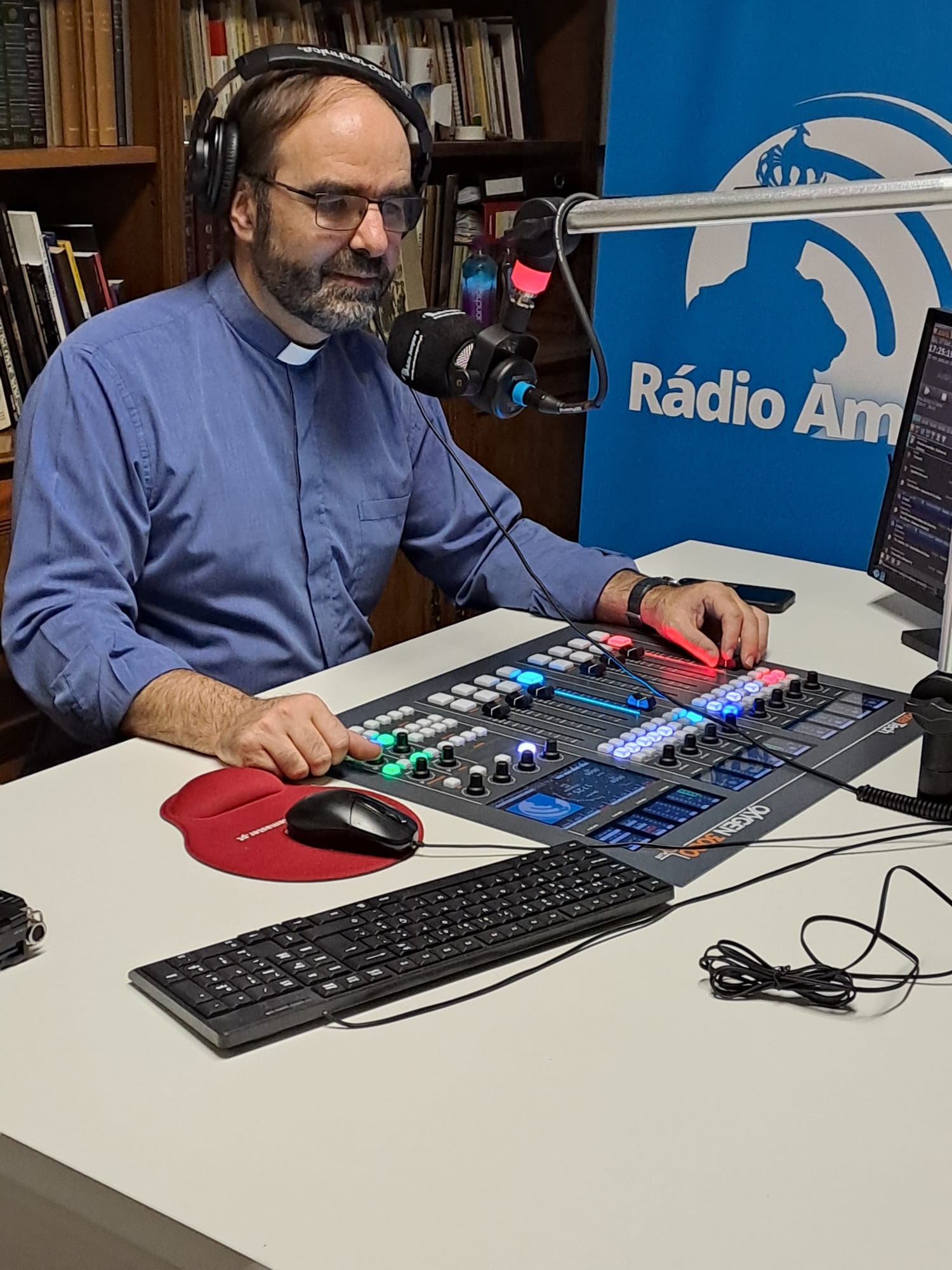 Emissão no estúdio da Rádio Amparo