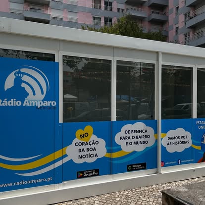 Stand da Rádio Amparo no Grande Arraial de Benfica em 2025