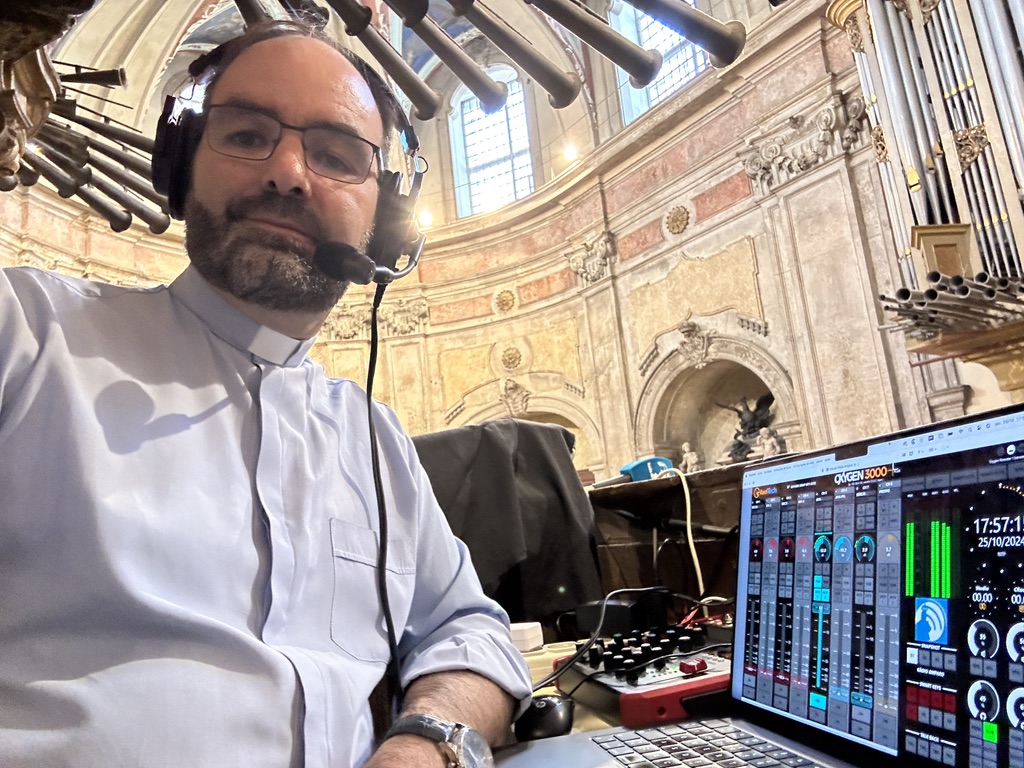 Emissão da Rádio Amparo a partir de uma igreja