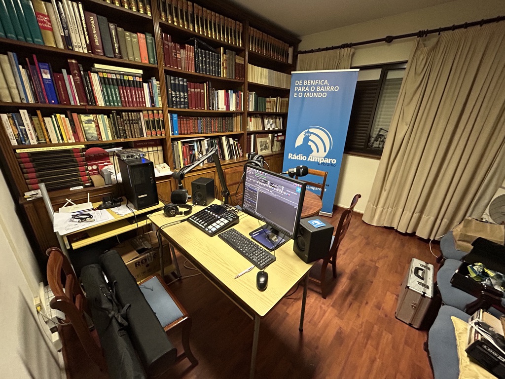 Primeiro estúdio da Rádio Amparo, instalado junto à biblioteca